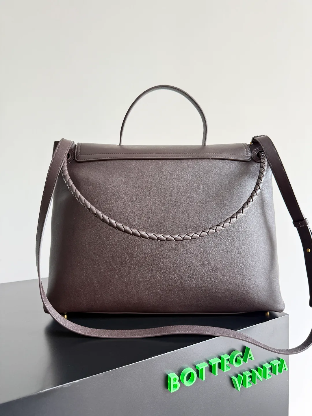 Batch 3160 BottegaVeneta Latest Ciao Ciao Bag Silky cowhide two-way flap handbag with signature twist detail, hidden hook closure, flap can be fastened to the front or attached to the INTRECCIATO woven internal pocket, comes with an adjustable and removable crossbody strap, internal compartment, and also features a zippered pocket. The surprise flap has various shapes. Style 1 - Cover the bag surface, exposing the knot and knot decoration. Style 2 - Place the flap inside the bag. A buckle is also designed. Style 3 - The U-shaped position of the top handle in the hand bag. Style No.: 826195 Size: 42*32*15cm
